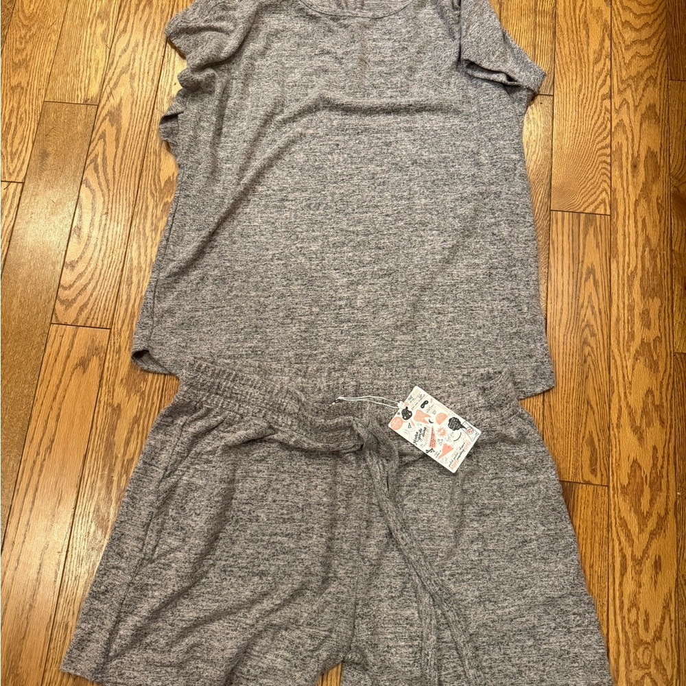 Latched mama lounge set